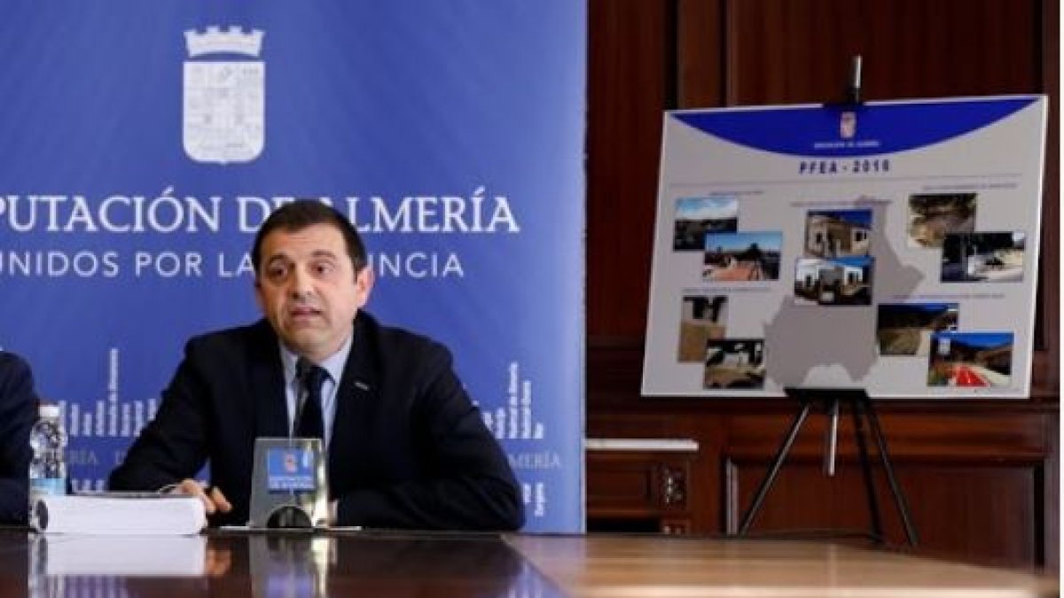 Guillermo Casquet en una rueda de prensa del PFEA.