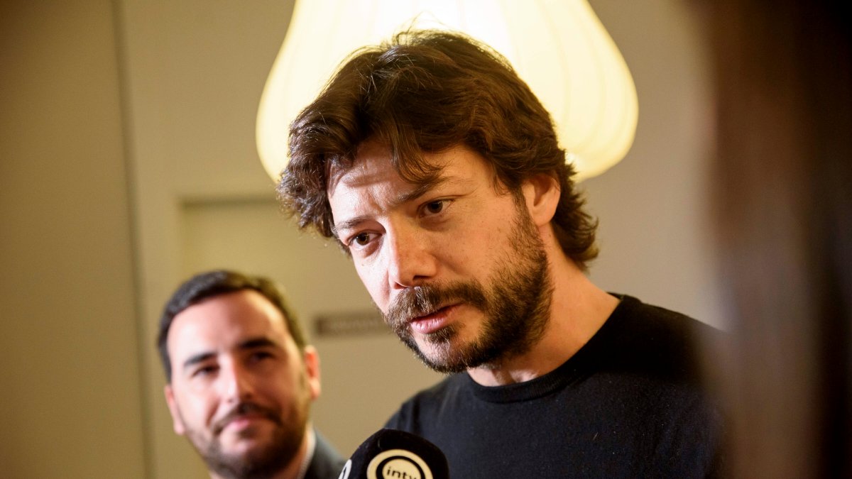 Morte atiende a los medios de comunicación antes del coloquio con estudiantes.