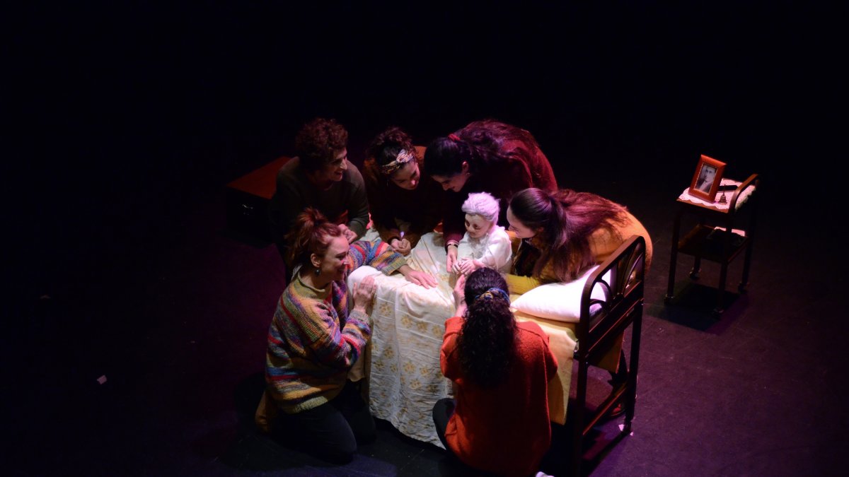 Nana entre las actrices del Aula de Teatro (M. Abualthanin).