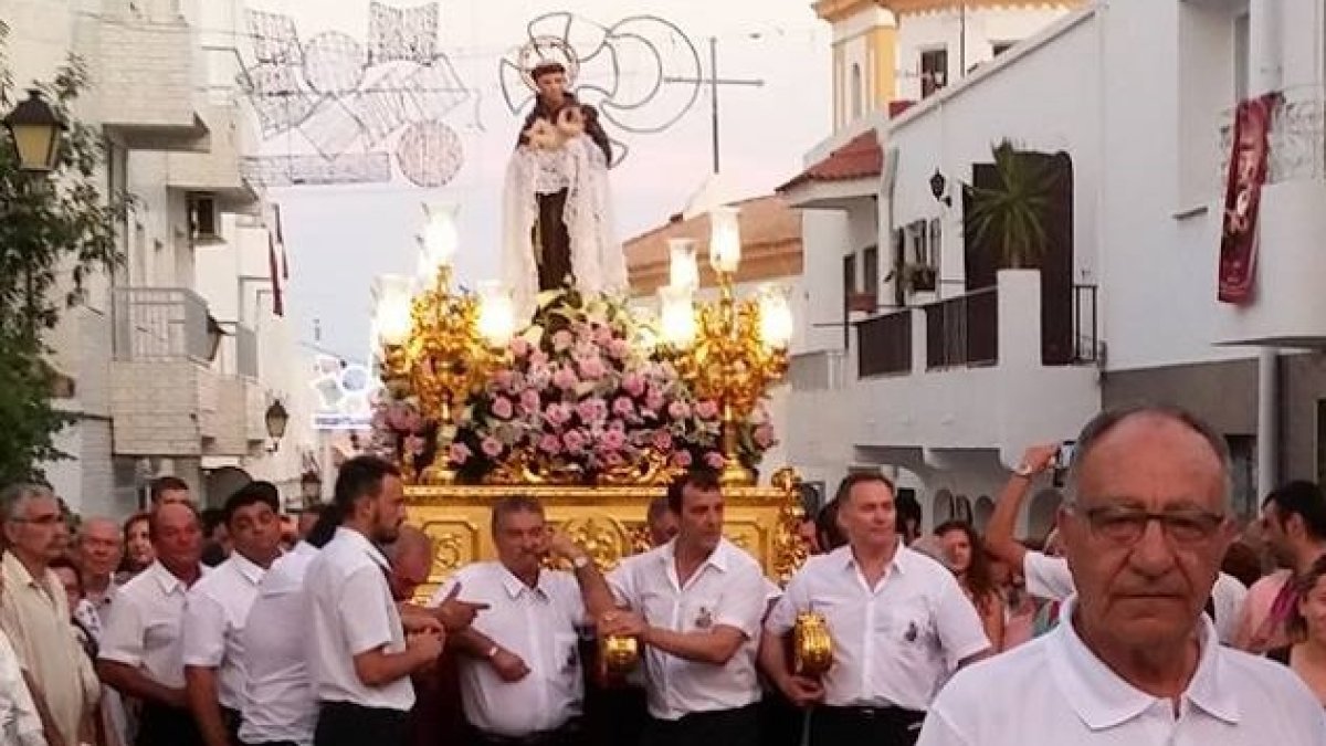 A la derecha, José Fernández en una procesión de San Antonio.