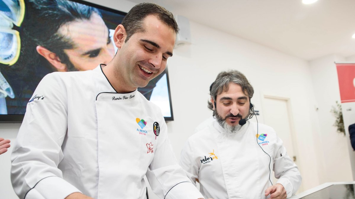 El alcalde de Almería, Ramón Fernández-Pacheco, junto al chef Tony García, cocinando en la sede de Almería 2019.