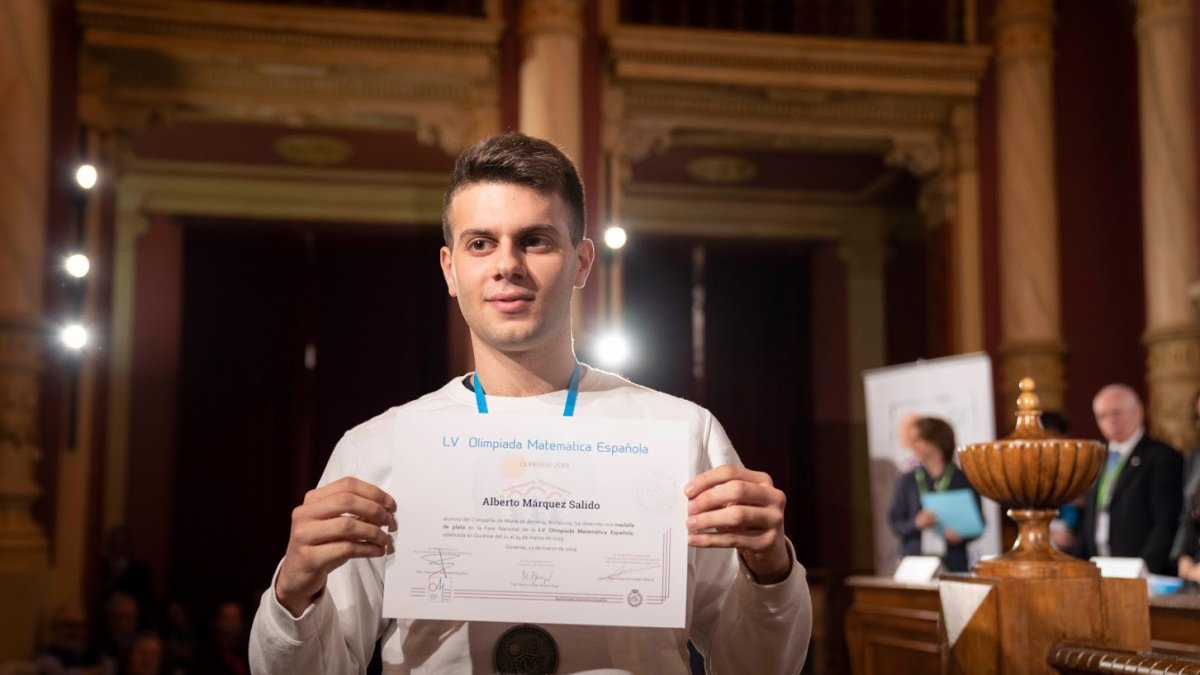 Alberto Márquez, de la Compañía de María, con su medalla de plata y el diploma acreditativo.