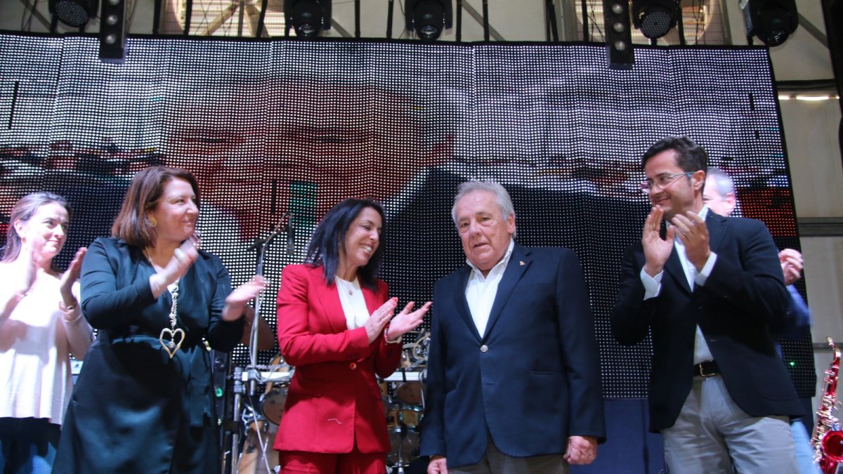 El comisario posa emocionado junto a las autoridades asistentes.