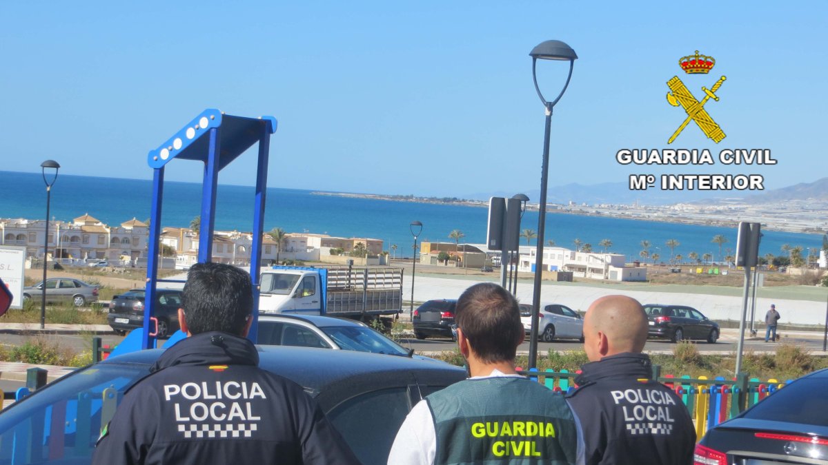 Agentes de la Policía Local y Guardia Civil han colaborado en la investigación.