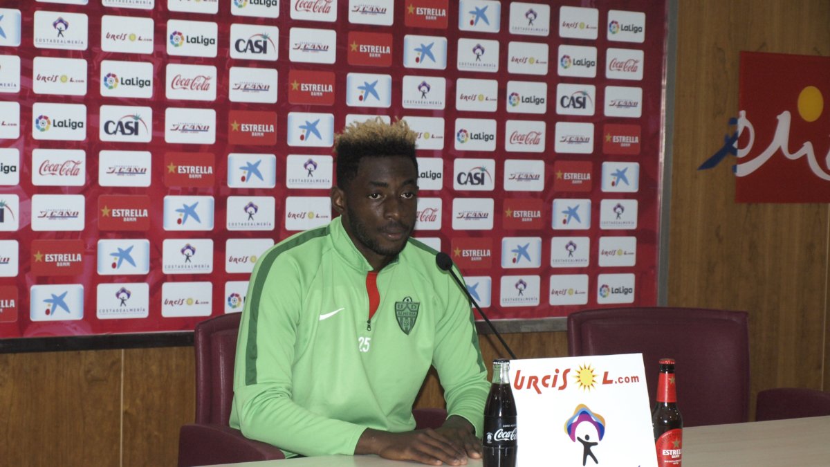 Yan Eteki en rueda de prensa.