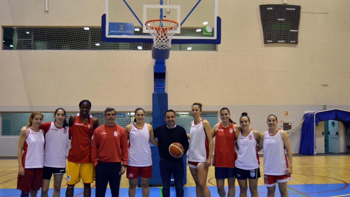 Visita de Juanjo Segura a la familia del ISE CB Almería.