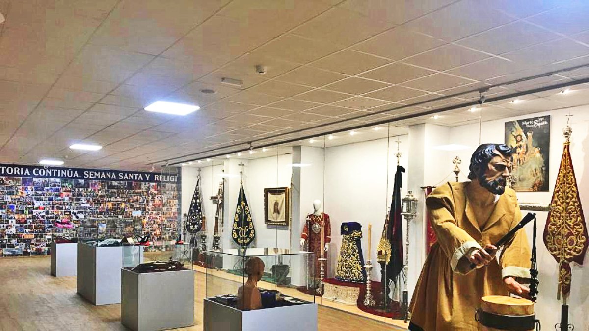 Una de las salas del Museo, con el mural de fotos de vecinos al fondo.o