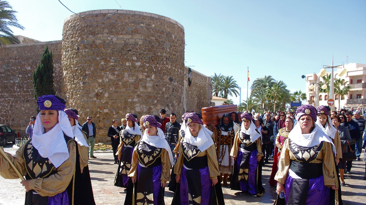 La comitiva fúnebre, con los restos mortales de José Fernández, camino de la iglesia.