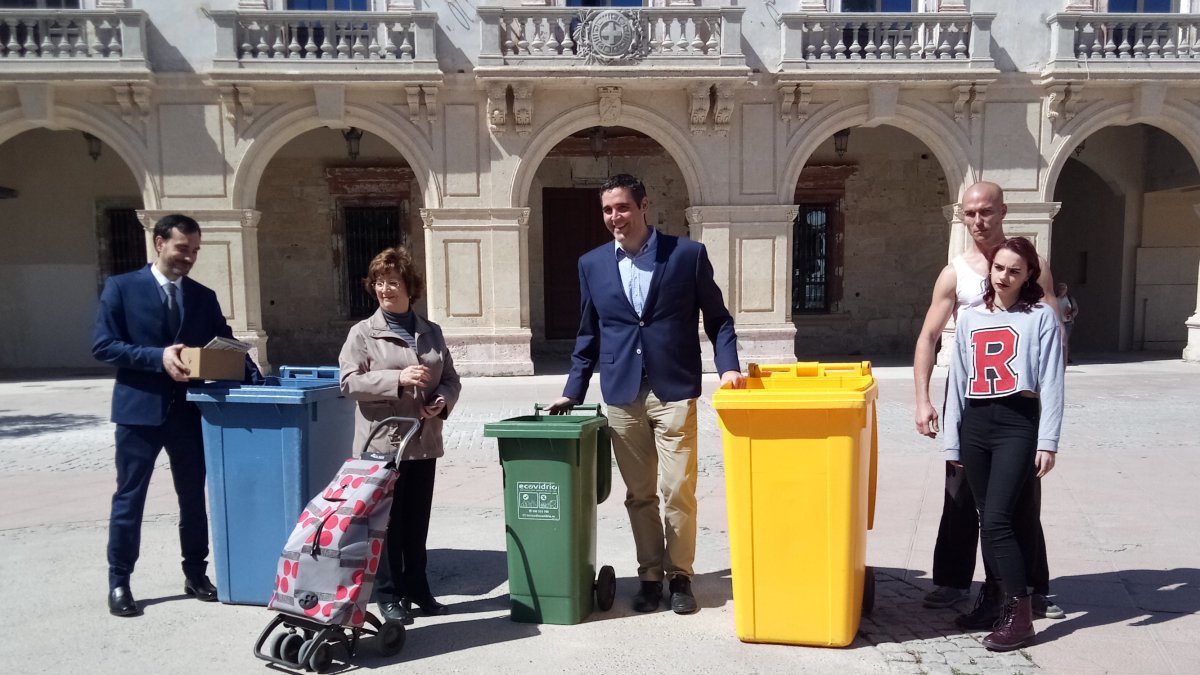 El concejal junto a los personajes protagonistas de la campaña.