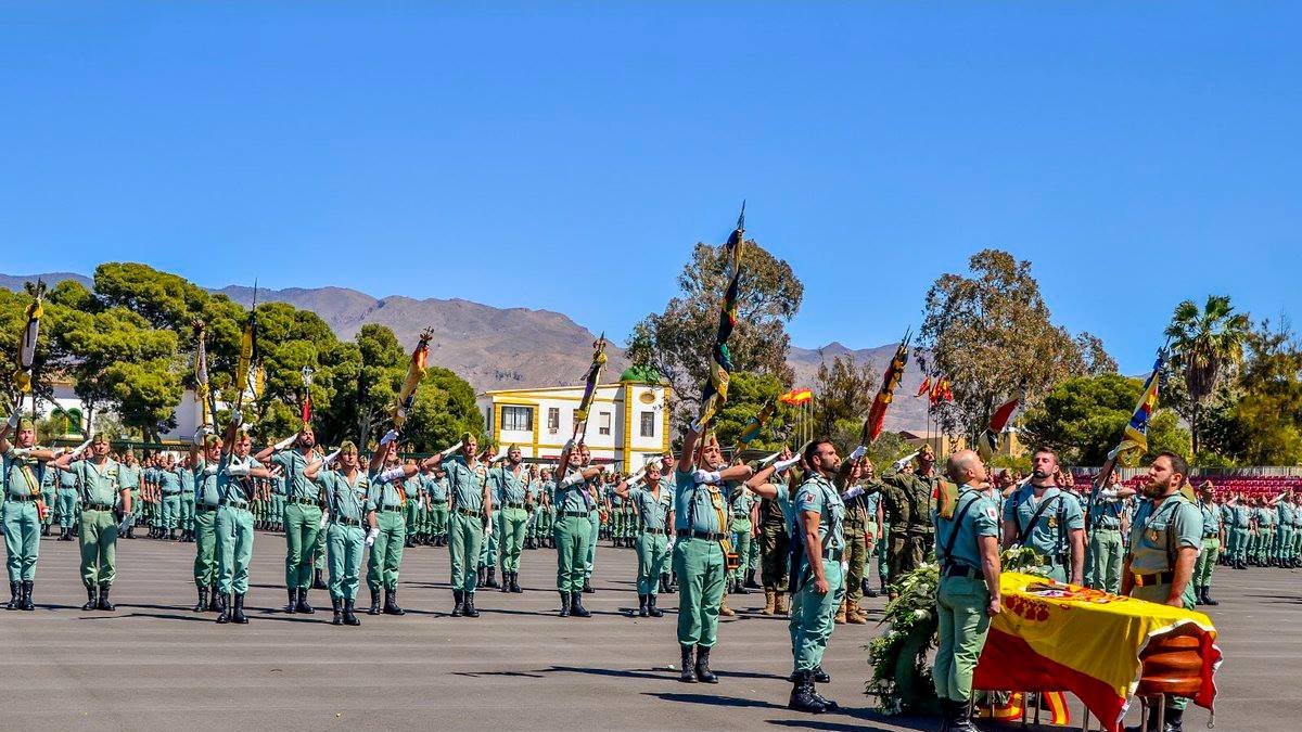 El féretro junto a compañeros del legionario fallecido.