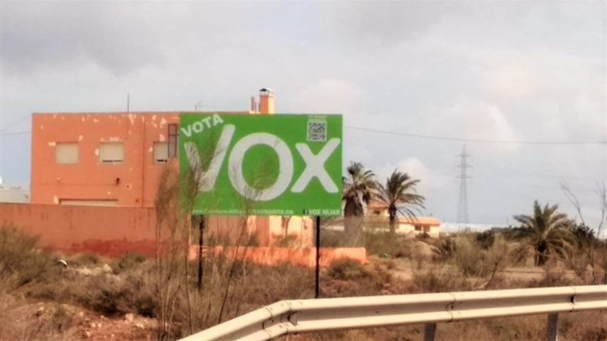 Una de las vallas de Vox situadas en Níjar.