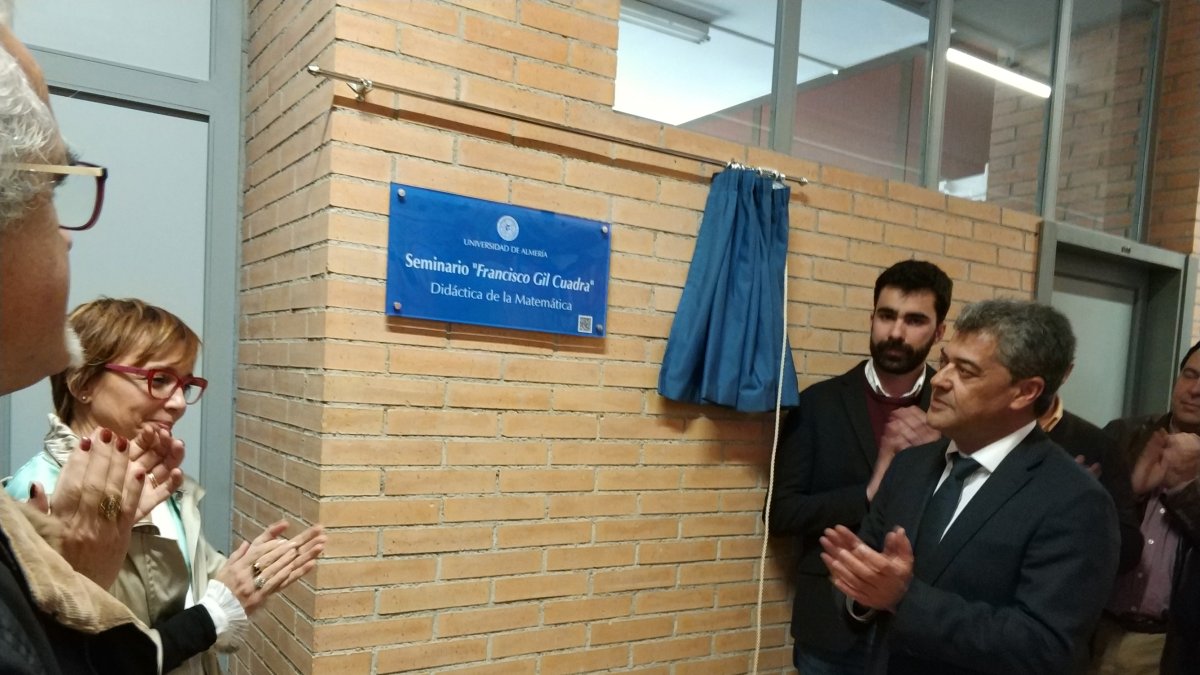 Descubrimiento de la placa homenaje a Francisco Gil Cuadra.