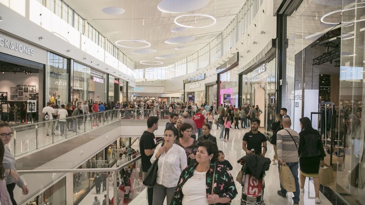 Interior del Centro Comercial Torrecádenas.