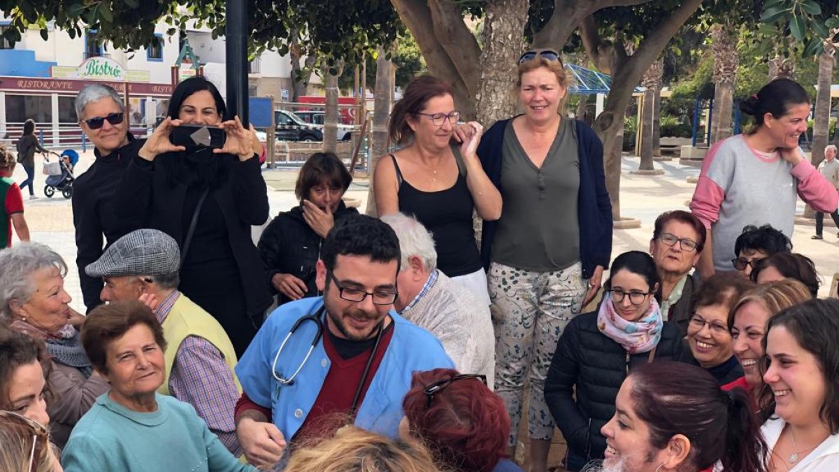 El docotor, aún con el estetoscopio al cuello, recibe el cariño de los vecinos en San José.