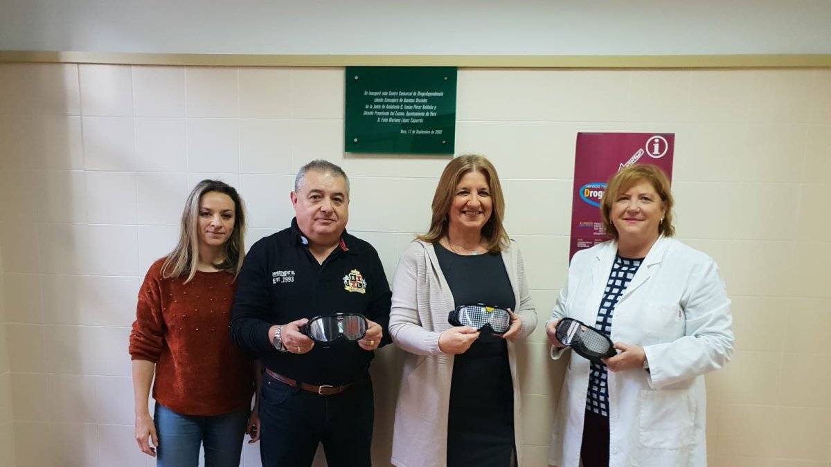 La concejal con profesionales del Centro de Drogodependencias.