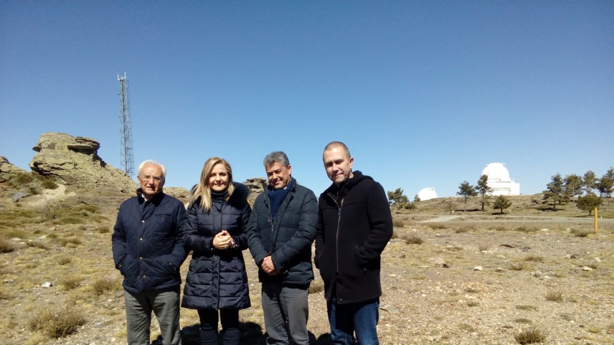 Las autoridades en Calar Alto, con su director.