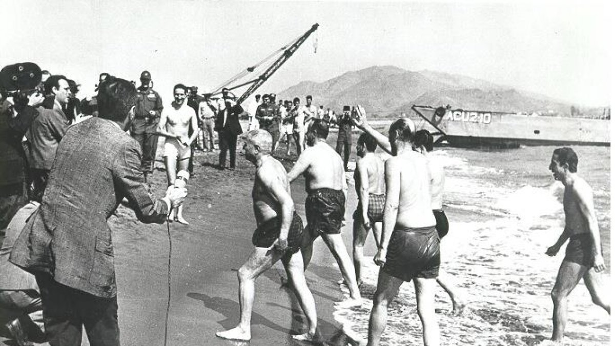 Medios de comunicación esperando declaraciones de Manuel Fraga tras su baño en aguas de Palomares en 1966.