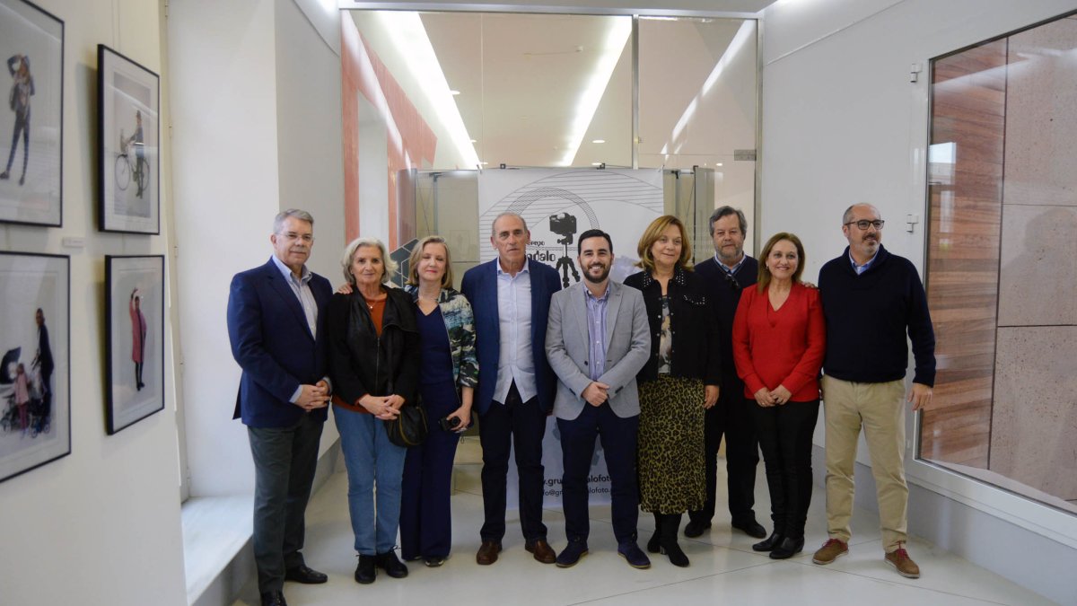 El colectivo Indalo Foto, junto al concejal de Cultura.