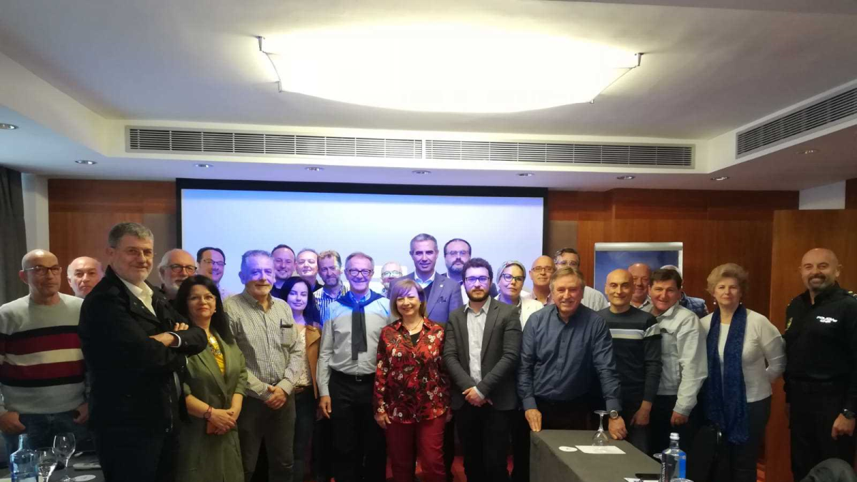 Foto de familia de los asistentes.