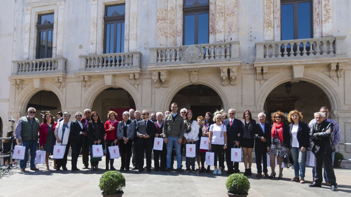 El ayuntamiento ha hecho entrega de la bandera de la ciudad de Almería a las asociaciones de vecinos.