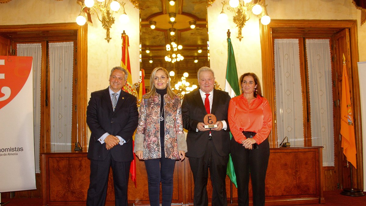 Carlos Jesús Cano, Maribel Sánchez, José Antonio Santorromán, galardonado; y Ana María Moreno.