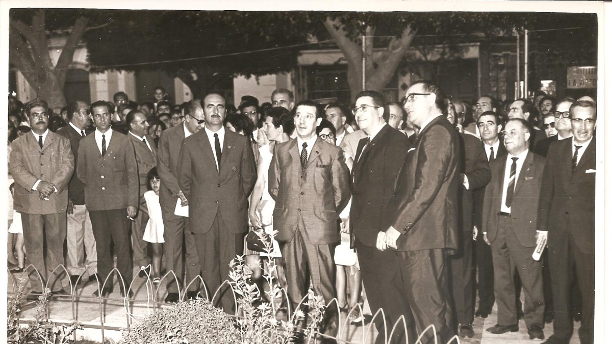 El ministro, el alcalde y otras autoridades junto a la estatua recién inaugurada.