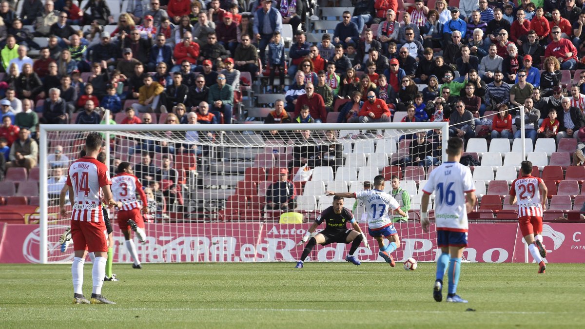 René Román salvando el mano a mano con Dani Romera.