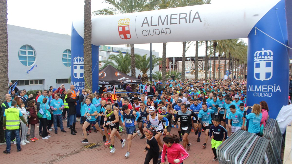 La presidenta del Parlamento Andaluz dando la salida a la I Runner Fashion, de la Asociación Altea.