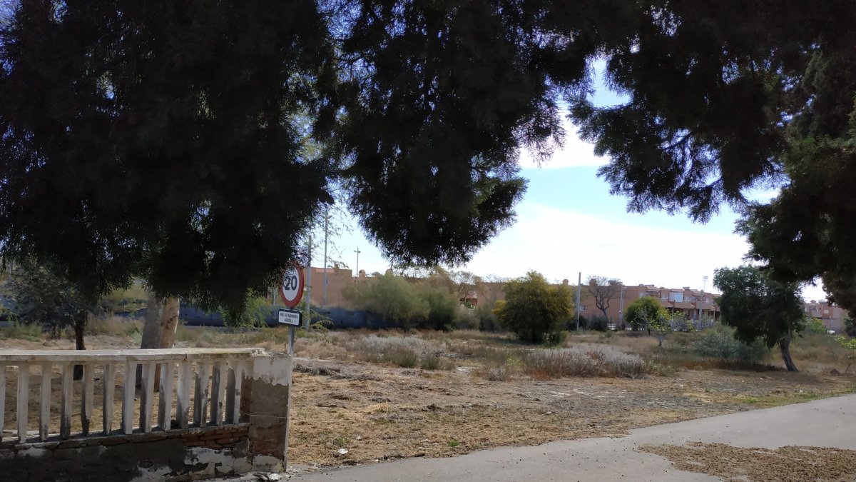 Solar en el que se pretende que se levante el nuevo instituto y que está junto al CEIP San Indalecio.