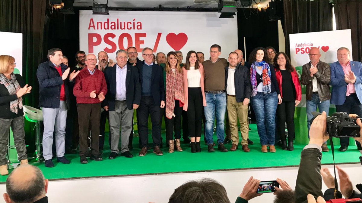 Susana Díaz en una foto de familia con los candidatos a ls elecciones municipales de la Alpujarra almeriense.