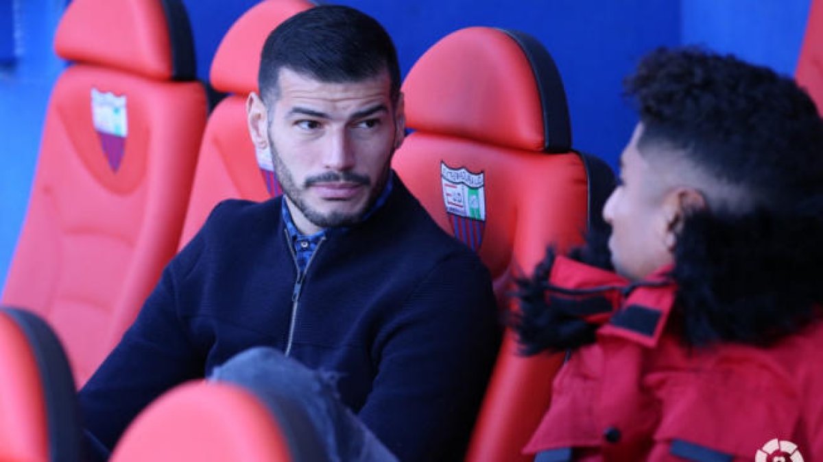 Javi Álamo en el banquillo del Extremadura.