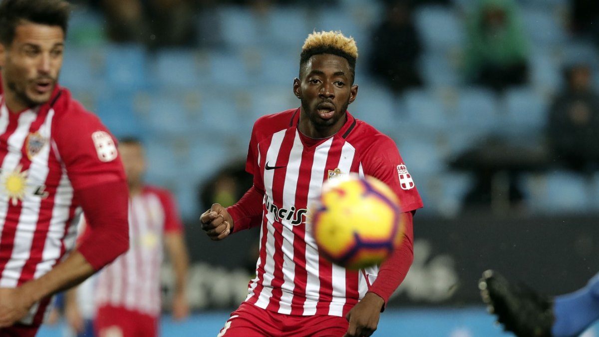 Yan Eteki observa la pelota en La Rosaleda.