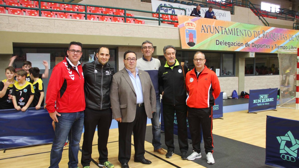 Responsables del Club BM Roquetas y la Federación de balonmano con José Juan Rubí.