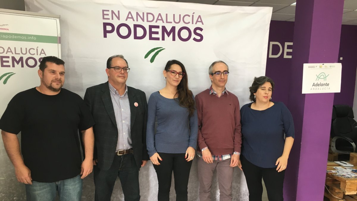 Desde la izquierda, Gil, Pérez, Mateos, Atencio y Martínez, en la sede de Podemos.