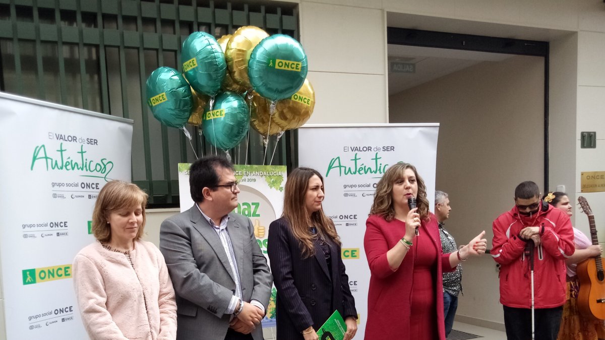 La directora de la ONCE en Almería, María Jesús Segovia (a la derecha), junto al resto de personalidades en la presentación.