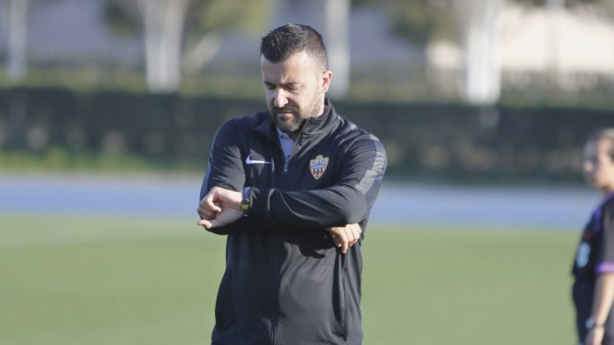 Carlos Hinojo, entrenador del Almería Femenino.