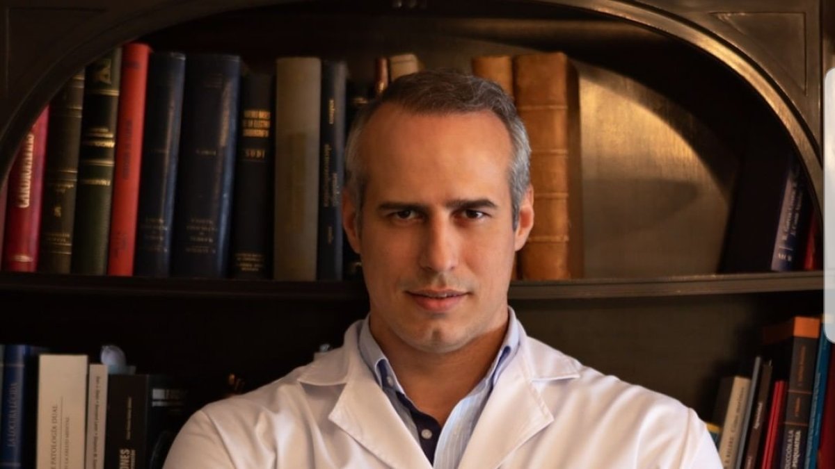 Fotografía del dr Guillermo Ford en su consulta