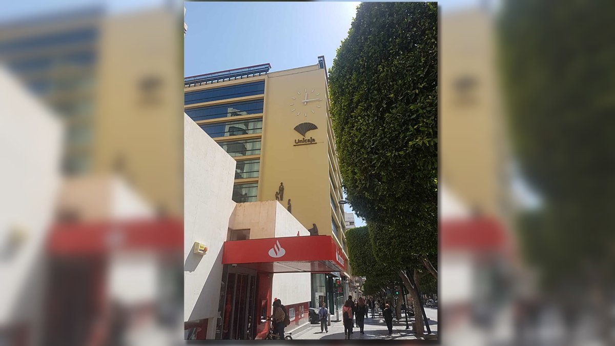 Reloj del edificio de Unicaja en el Paseo de Almería