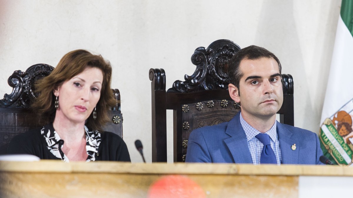 María Vázquez y Ramón Fernández-Pacheco en el plenario.