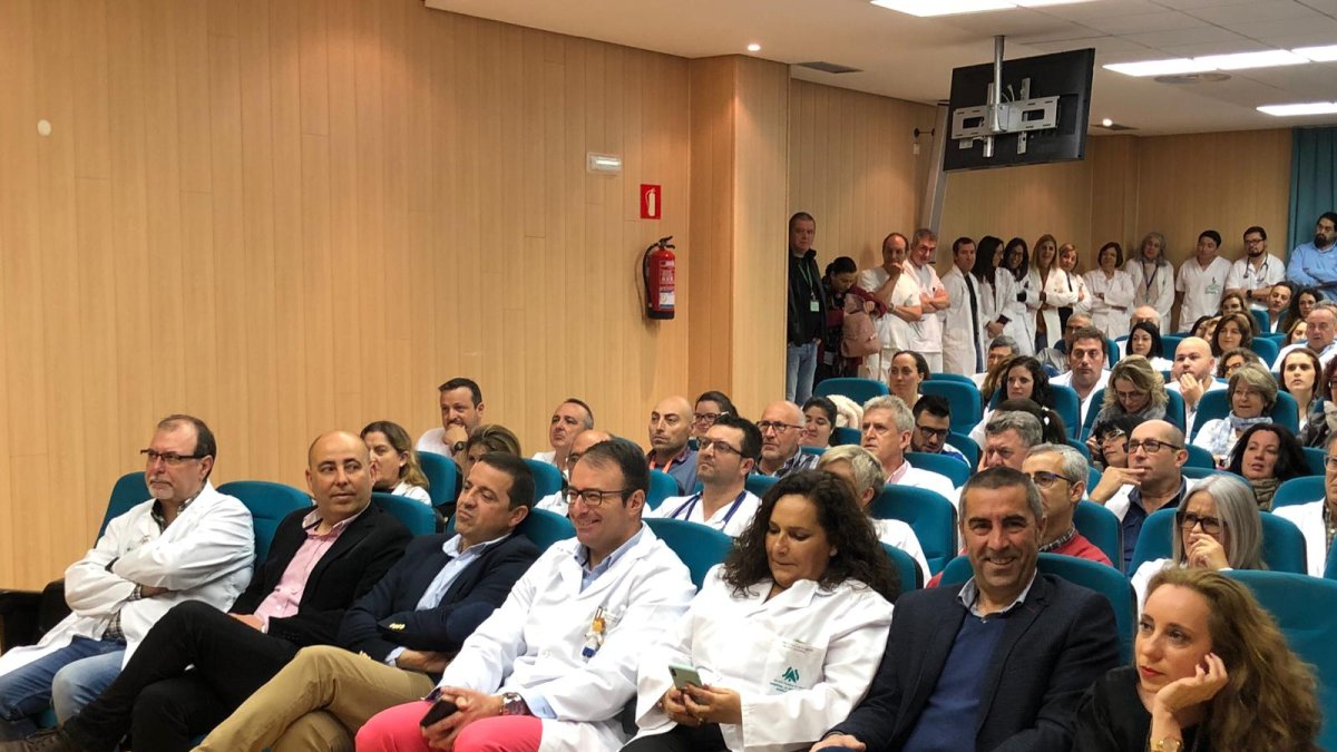 Los profesionales sanitarios escuchan con expectación los detalles del plan de choque.