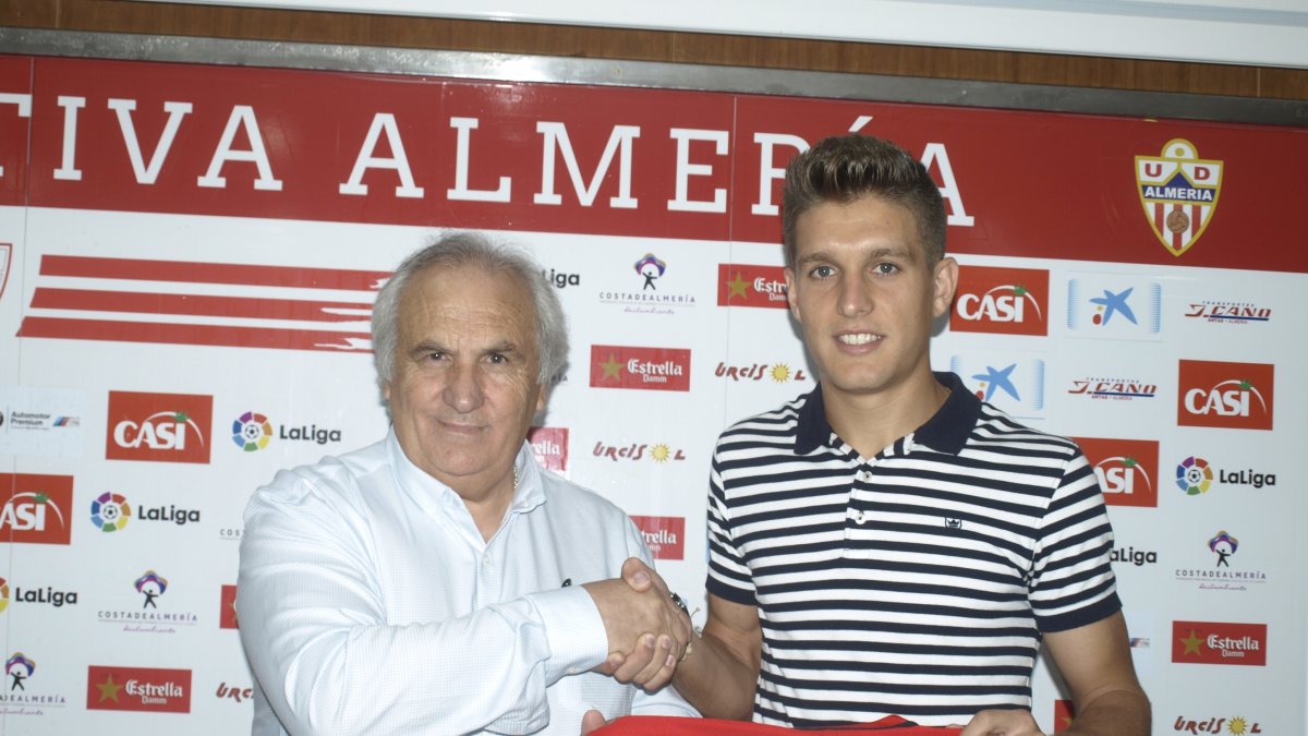 Alfonso García tiene en su mano un nuevo cheque al portador.