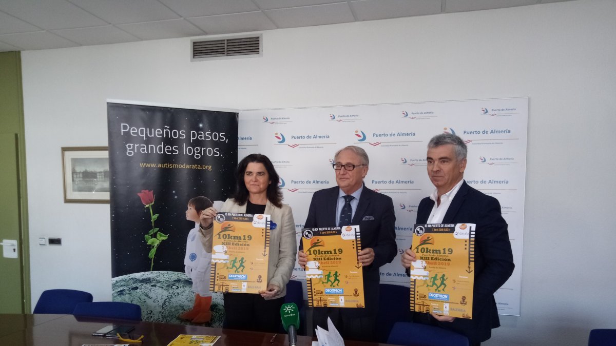 El presidente de la Autoridad Portuaria junto al resto de organizadores.