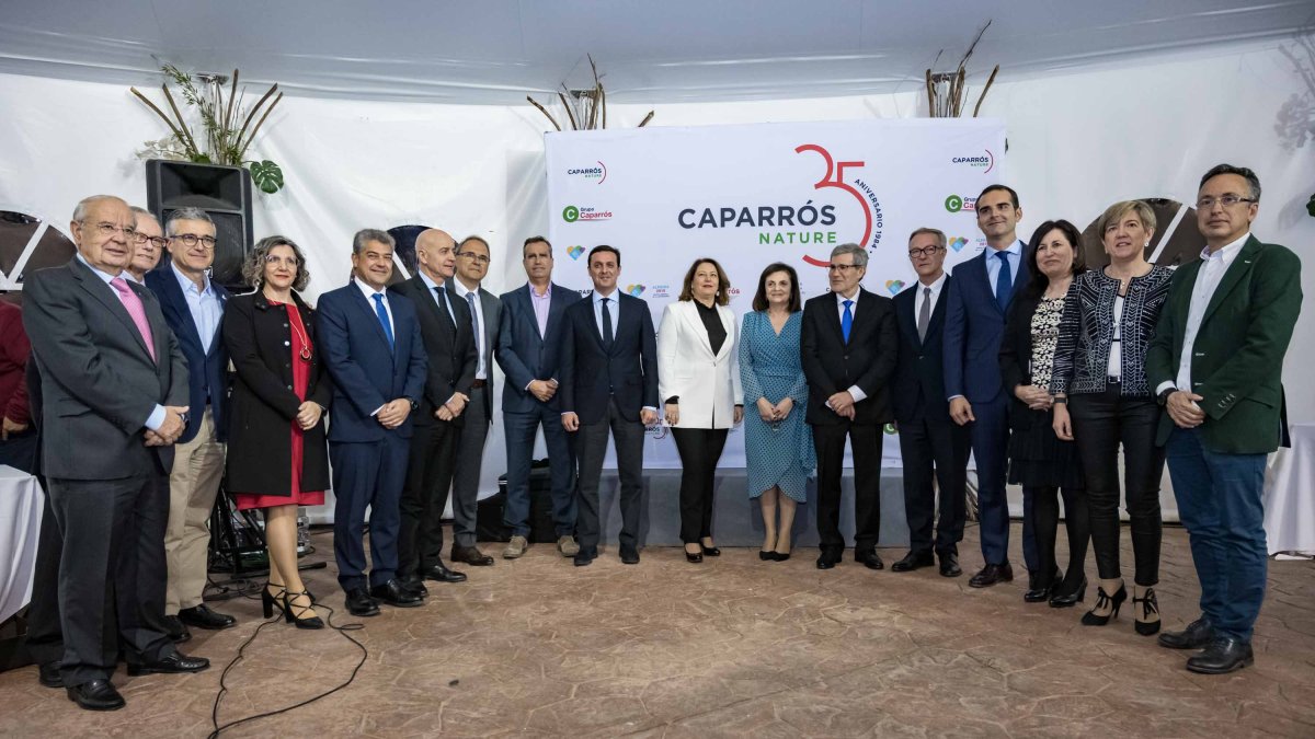 Foto de la familia Caparrós con los premiados en la gala