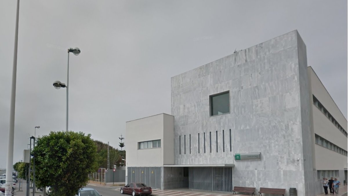 Centro de Salud de Adra, en una imagen de Google.