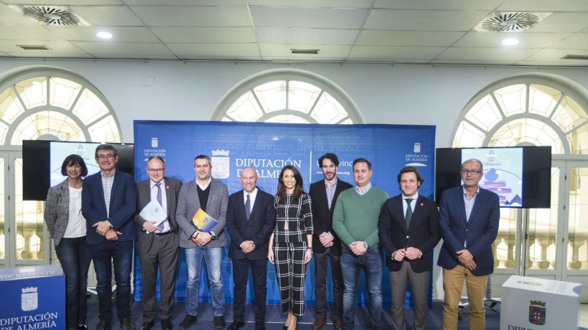 Dipoutada, alcaldes y responsables de la red y de centros Guadalinfo, en la presentación.