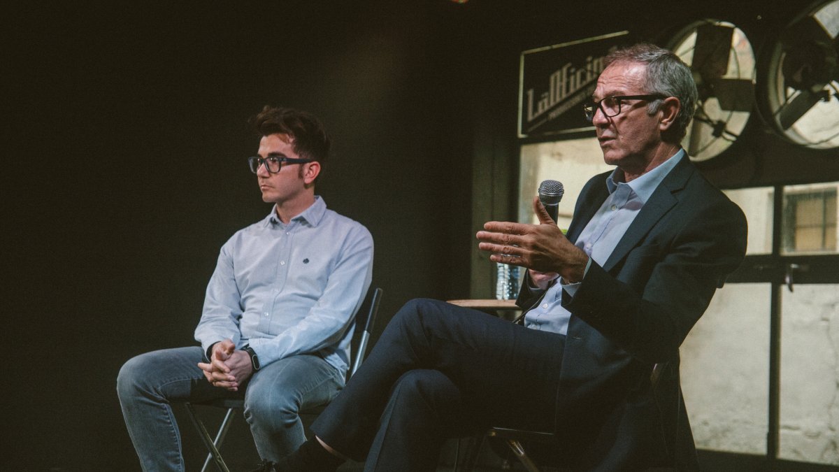 El ministro de Cultura, José Guirao, junto a Carlos J. Vives, ayer en LaOficina. (Foto: Ana Cayuela)