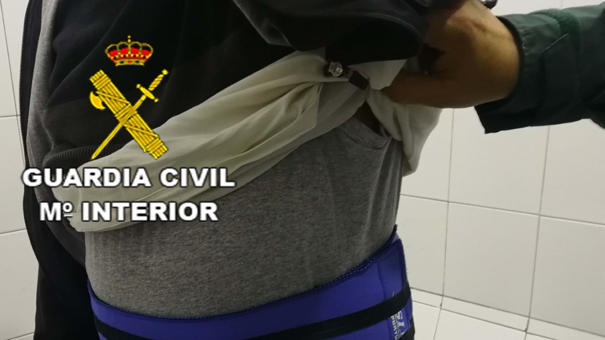 El detenido tenía 320 bellotas de hachís adosadas a su cuerpo.