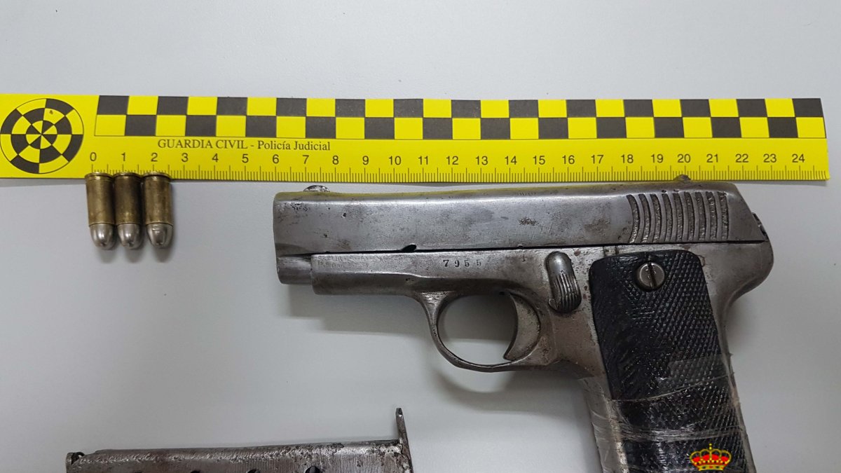 Pistola localizada por la Guardia Civil con la que se habría disparado.