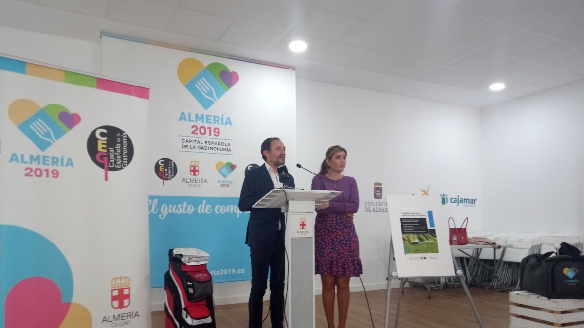 Carolina Lafita junto al director de Alborán Golf.