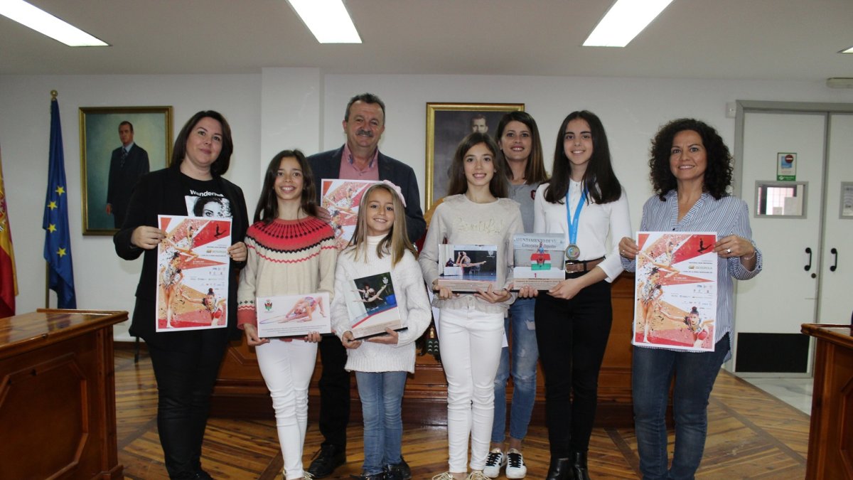 Gimnastas y entrenadoras junto a las autoridades.